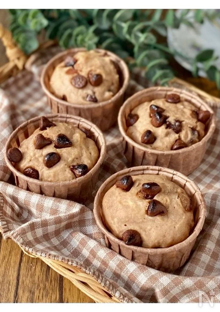 カップにチョコチップケーキが入っている様子