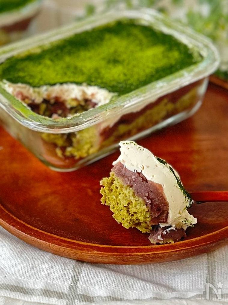 ガラスの器に豆腐の抹茶ティラミスが入っている様子