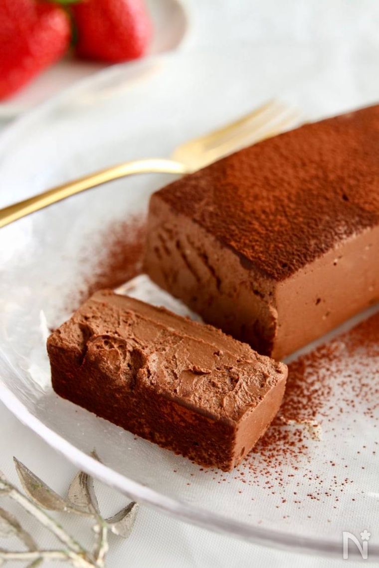 カットされた豆腐のチーズケーキ風チョコケーキ