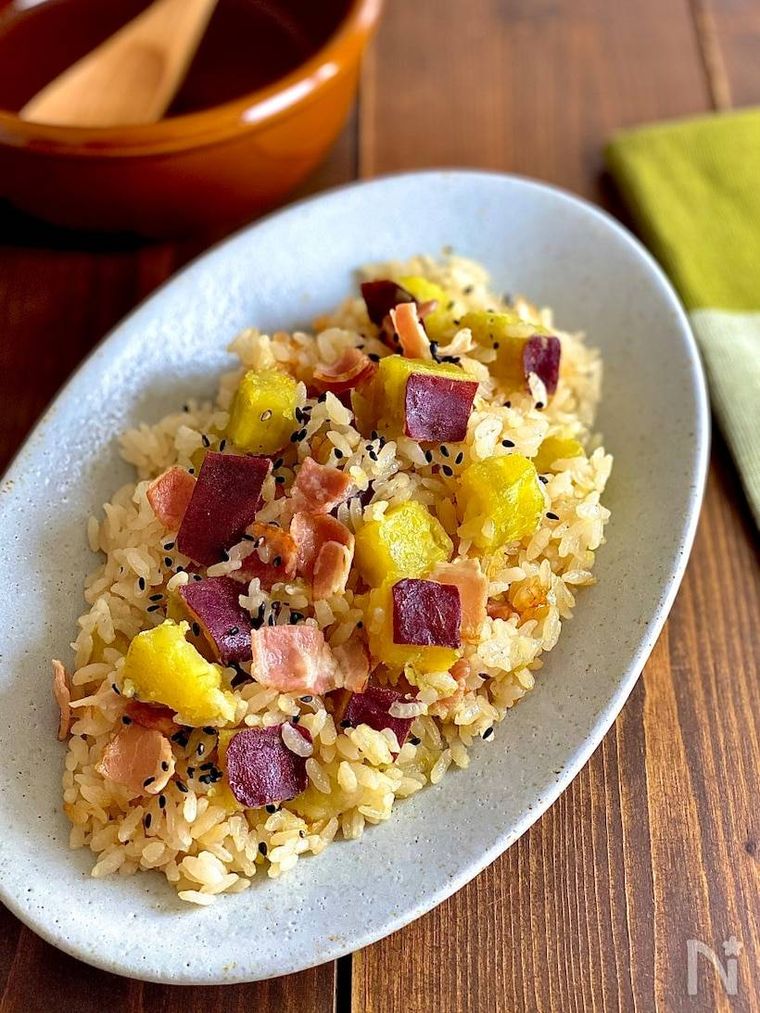 ベージュの皿に盛られたさつまいもご飯