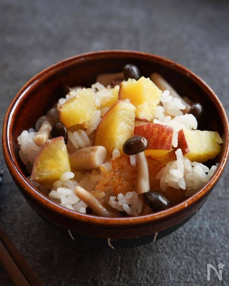 きのこやりんごが入ったさつまいもご飯