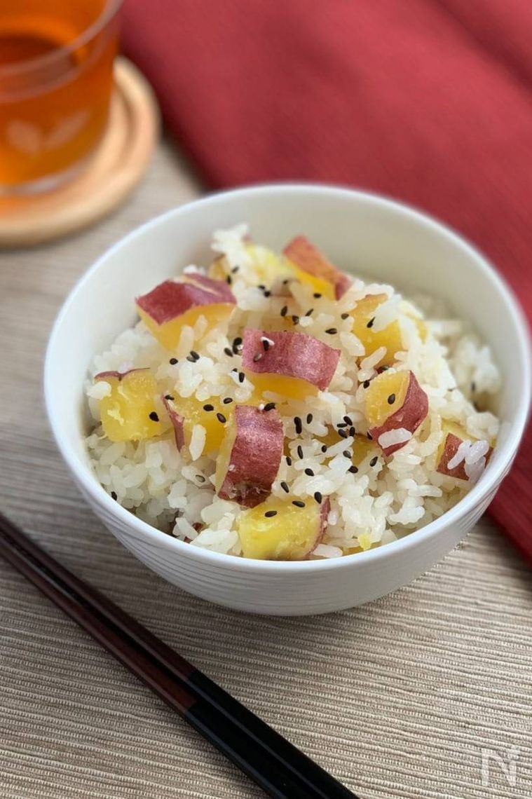 白のお椀に入ったおこわ風さつまいもごはん