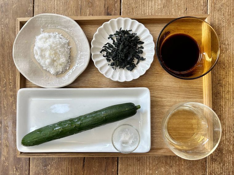 きゅうりとわかめの酢の物の材料が置かれた木のお盆