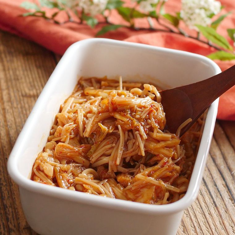 キムチなめたけをスプーンですくっている