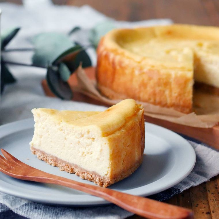 皿に盛られた豆腐チーズケーキ