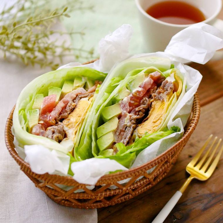 レタスで焼肉、アボカド、目玉焼きを挟んだサンドイッチ