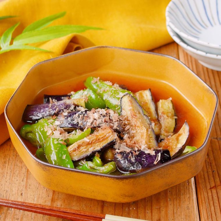 オレンジの器に盛られたなすとピーマンの煮浸し