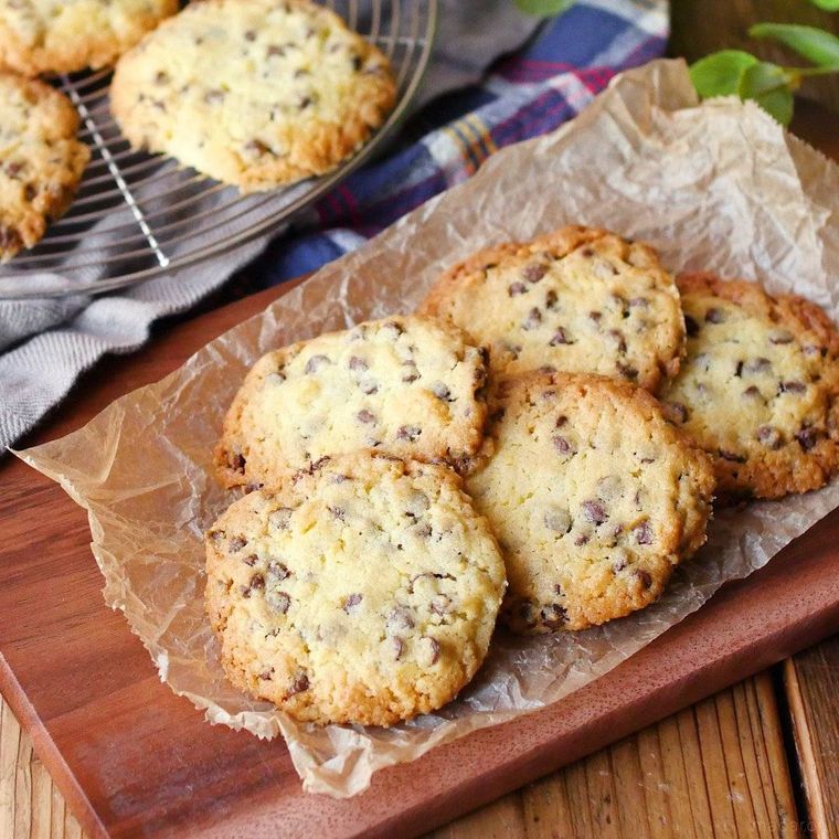 木のトレーにのったチョコチップクッキー