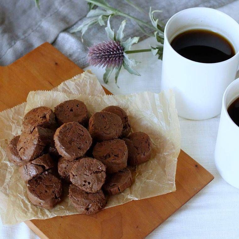 木のトレーにチョコクッキーが置かれている