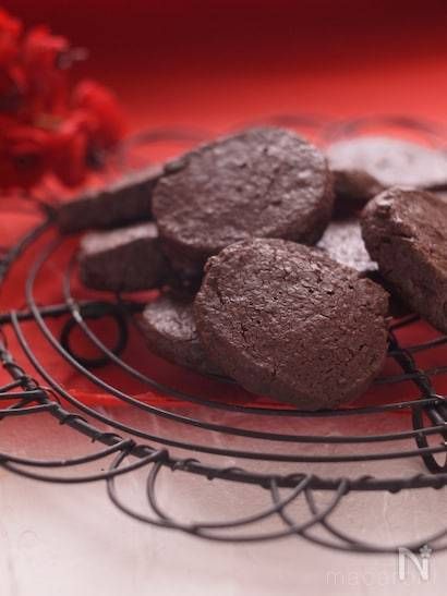 ケーキクーラーにのったチョコレートクッキー