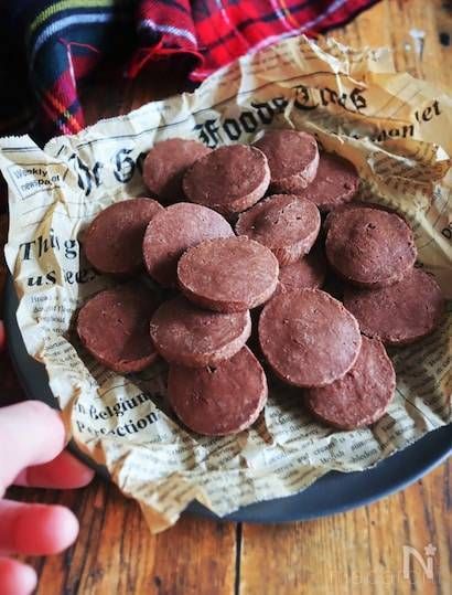 皿に盛られたチョコクッキー