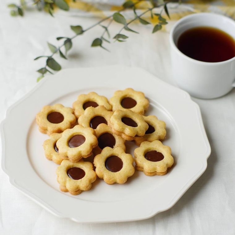 ガナッシュがサンドされた花形のクッキー