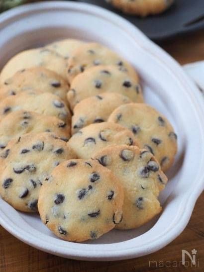 皿に盛られた米粉のチョコチップクッキー