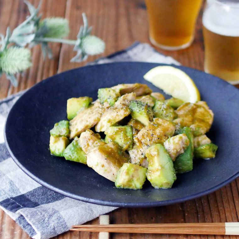 青い皿に入った鶏むね肉とアボカドの甘辛炒め