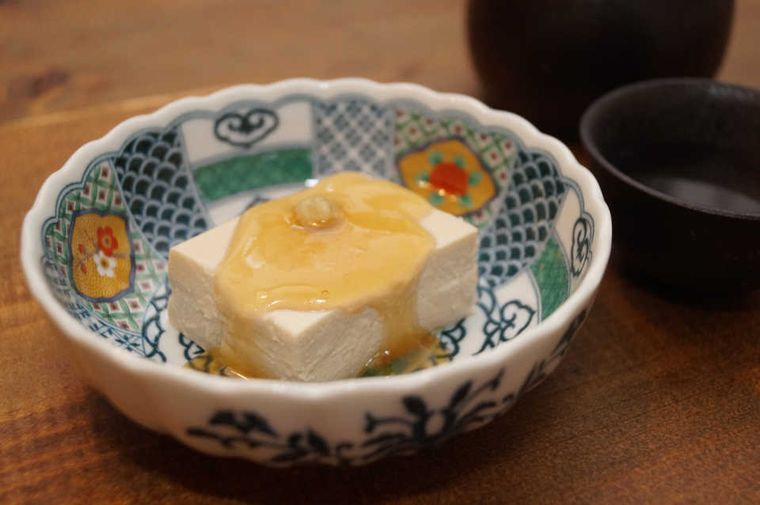 和皿に盛り付けられたごま豆腐の画像