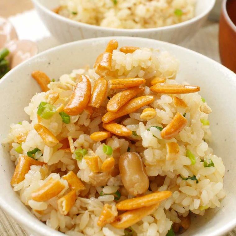 茶碗に盛り付けた柿の種炊き込みごはん