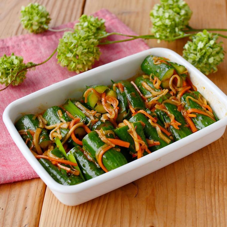 白いホーロー容器に入ったオイキムチ