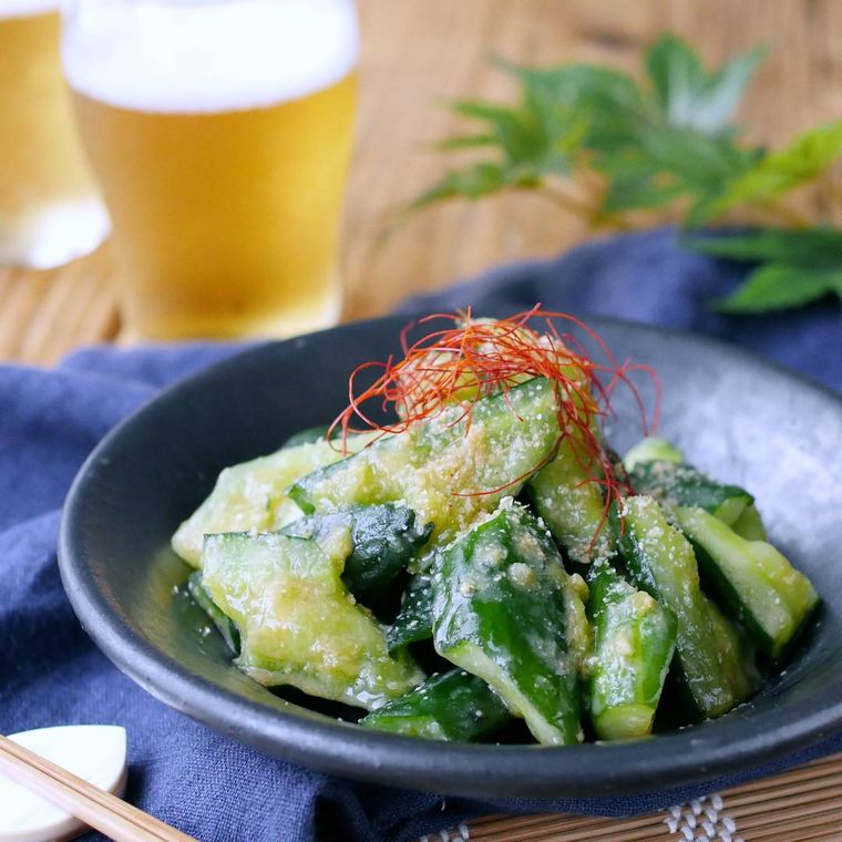 ネイビーの皿に盛られたきゅうりのみそ和え