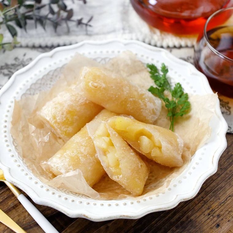 白いお皿に盛られたライスペーパーアップルパイ