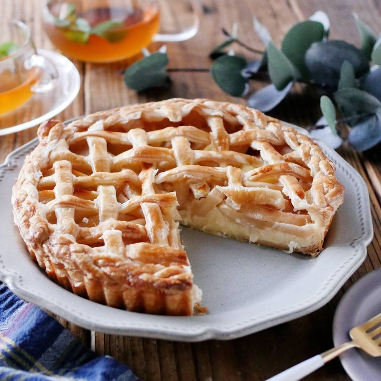 白いお皿に盛られたカスタードアップルパイ