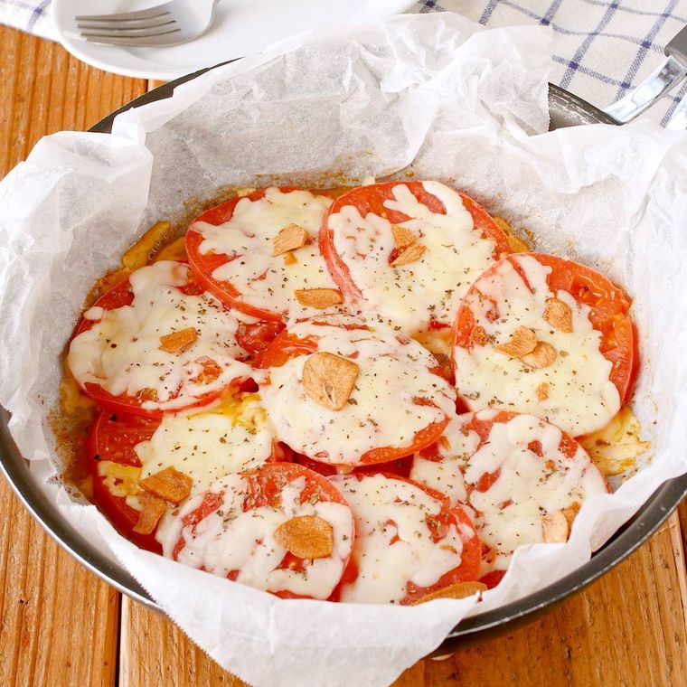 フライパンでトマトのチーズ焼き