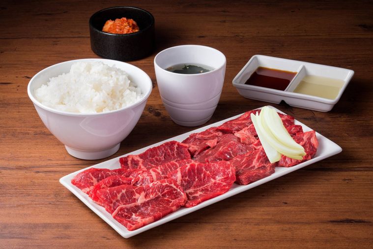 上ロース、ハラミ、ごはん、スープなどが並んでいる