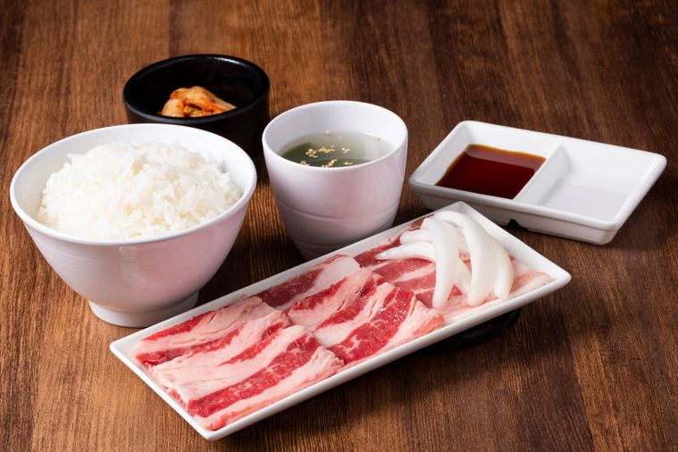 バラカルビ、豚カルビ、ごはん、スープなどが並んでいる