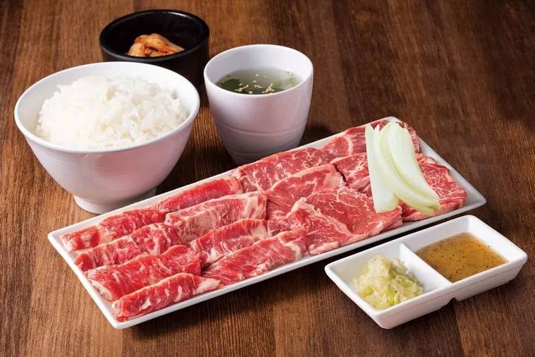 ネギシオ匠カルビ、ハラミ、ごはん、スープなどが並んでいる