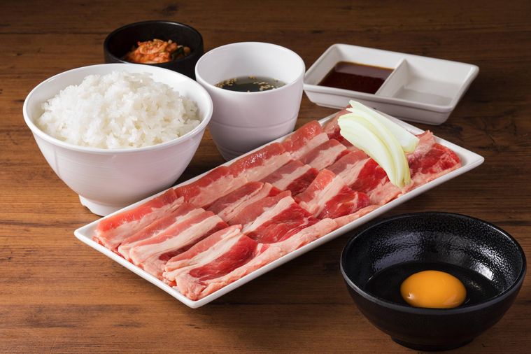 バラカルビ、生玉子、ごはん、スープなどが並んでいる