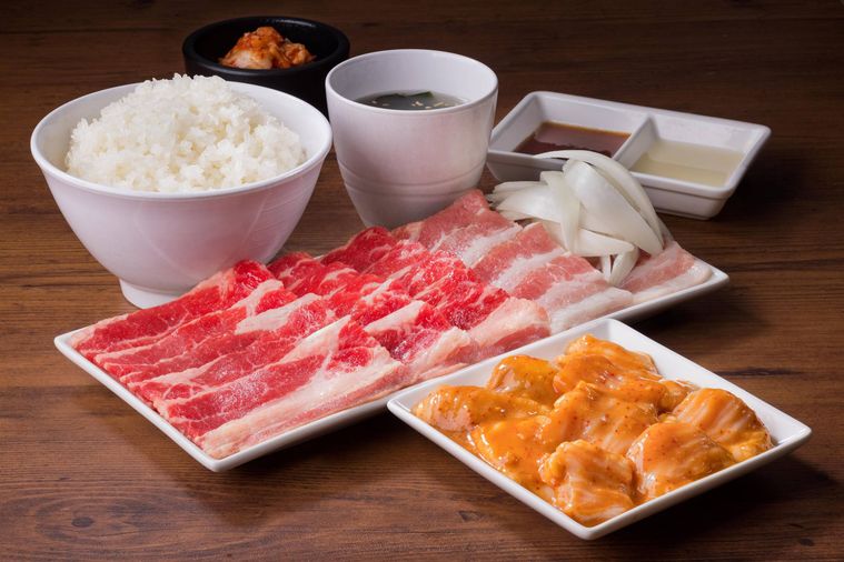 バラカルビ、豚カルビ、ホルモン、ごはん、スープなどが並んでいる