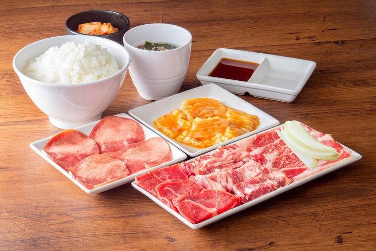 5種類の肉、ごはん、スープなどが並んでいる