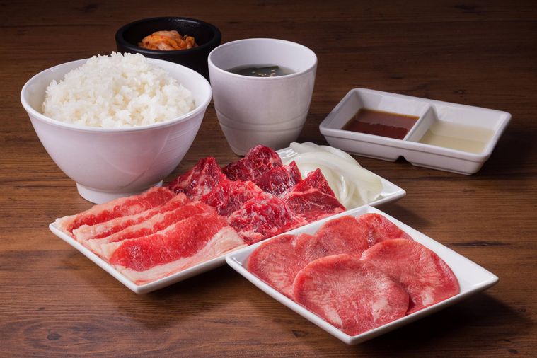 4種類の肉、ごはん、スープなどが並んでいる