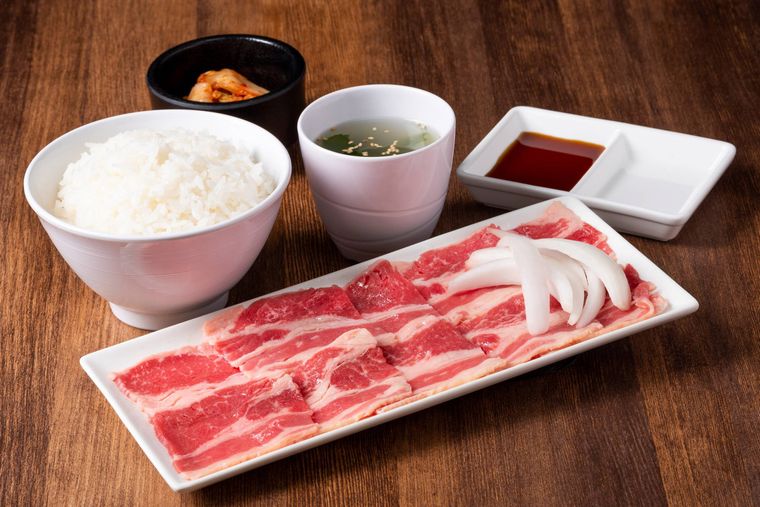 バラカルビ、ごはん、スープなどが並んでいる