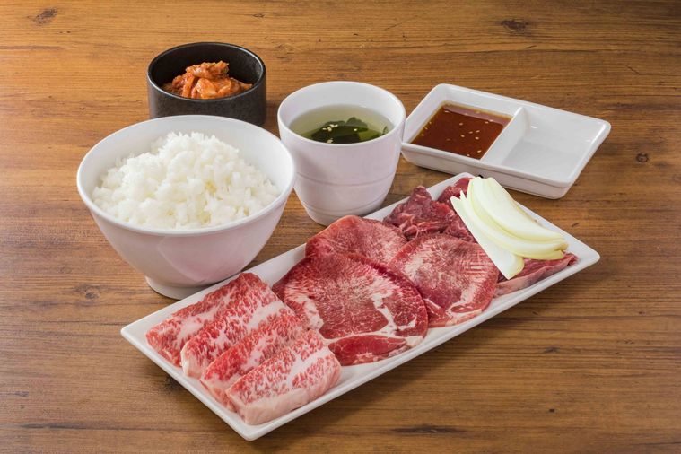 黒毛和牛カルビ、牛タン、ハラミ、ごはん、スープなどが並んでいる