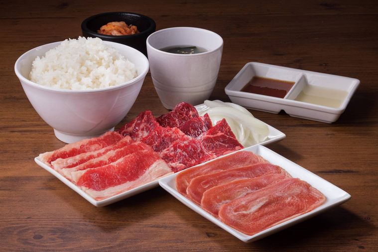 4種類の肉、ごはん、スープなどが並んでいる