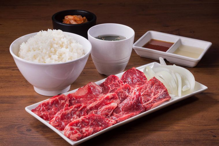 匠カルビ、ハラミ、ごはん、スープなどが並んでいる