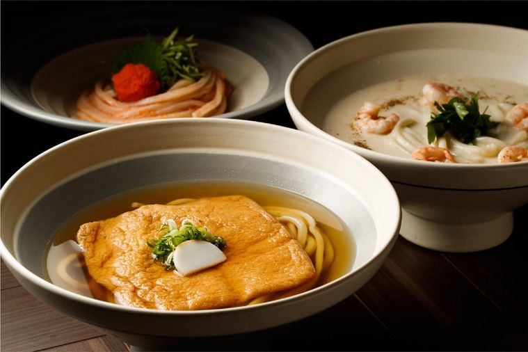 丼に入った3種類のうどんが並んでいる