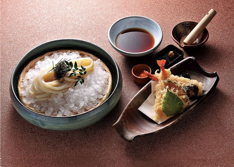 ざるうどんと天ぷらが置かれている