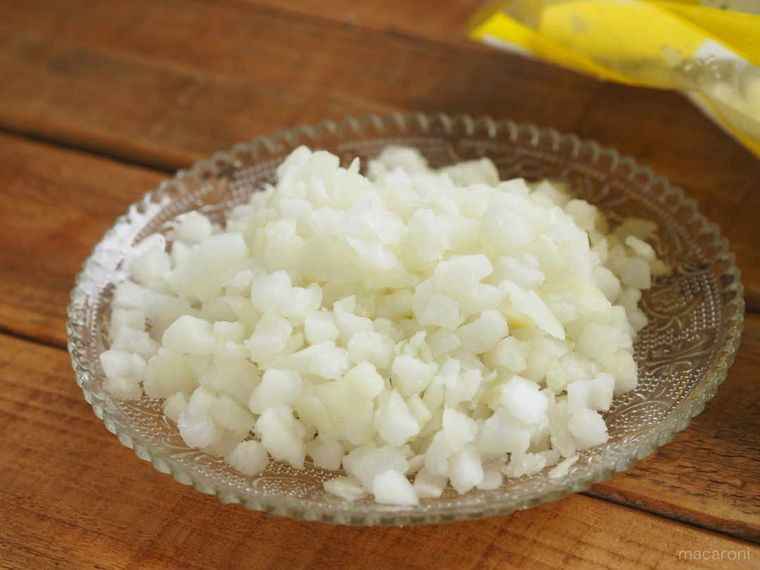 皿にのった刻み玉ねぎ