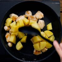 【作り方】鶏むね肉とじゃがいものてりマヨ焼き