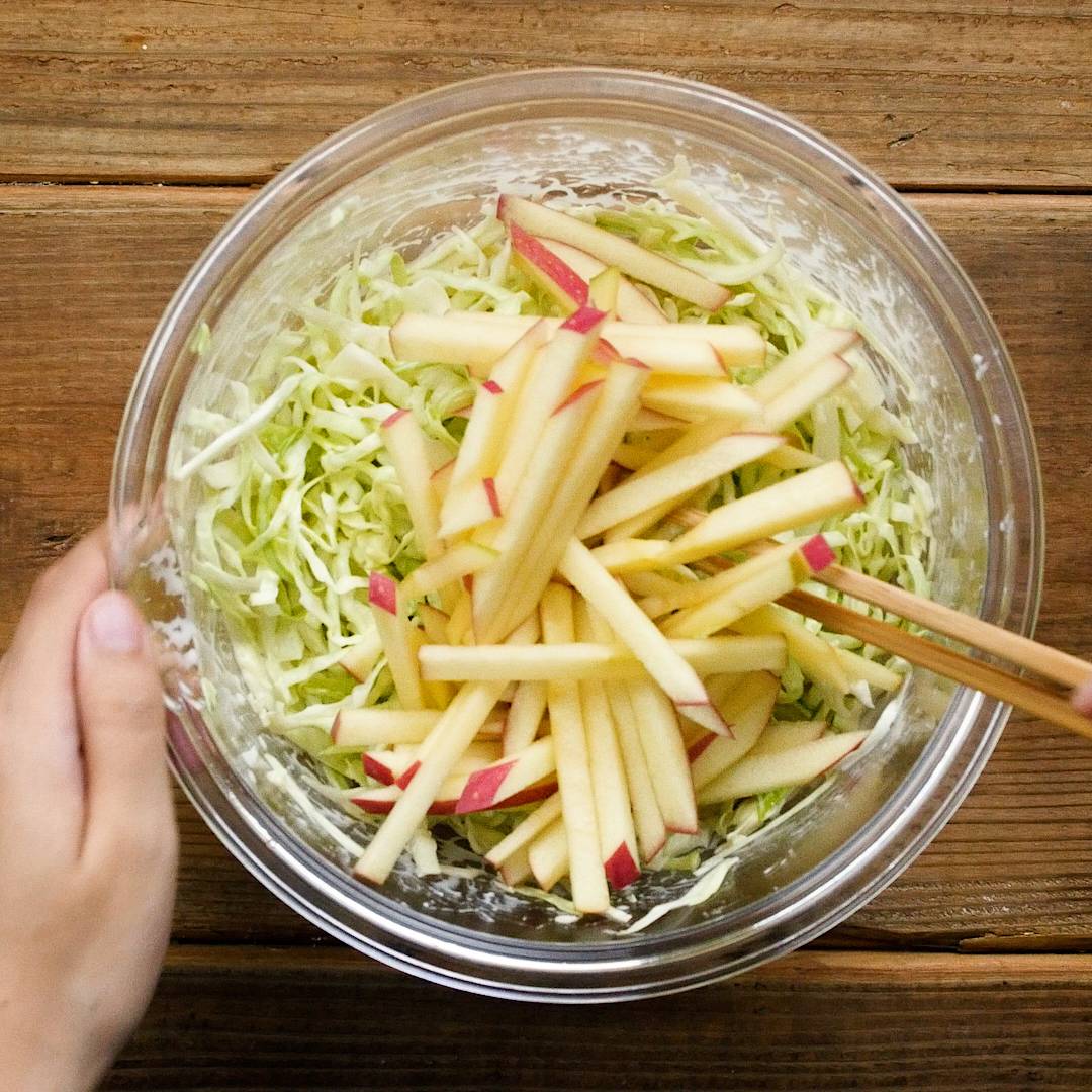 キャベツ と リンゴ の サラダ