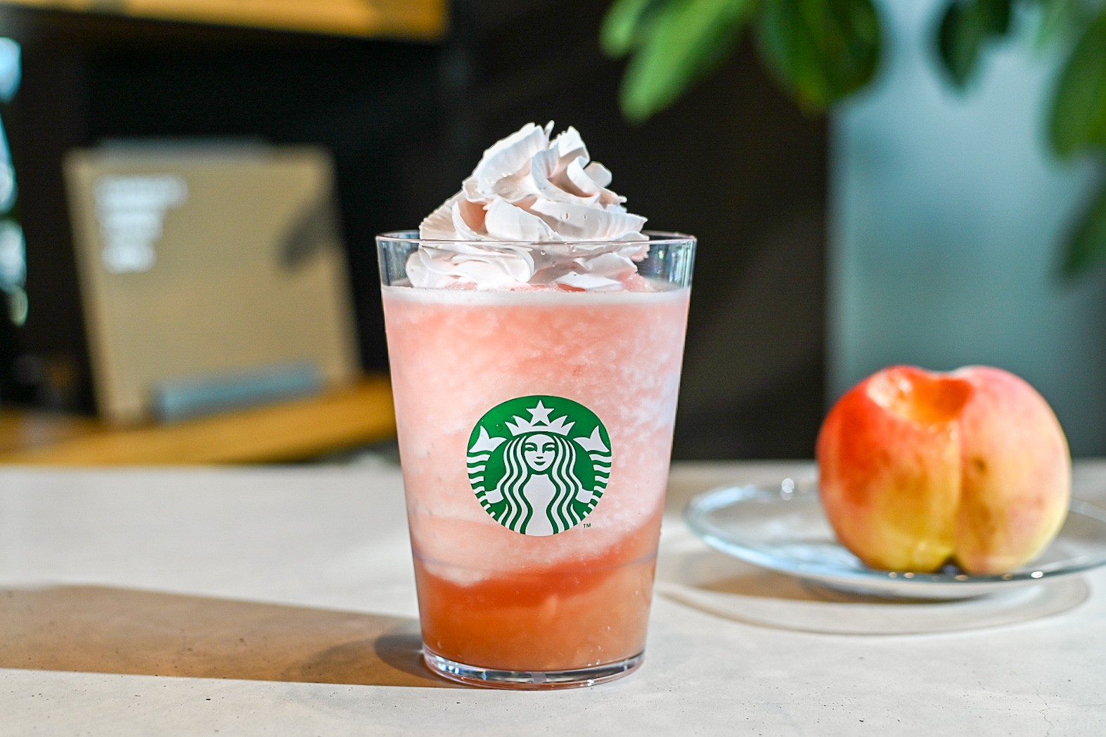 スタバ新作「ピーチフラペチーノ®」の完熟桃カスタム！今オーダーすべき濃厚アレンジ - macaroni