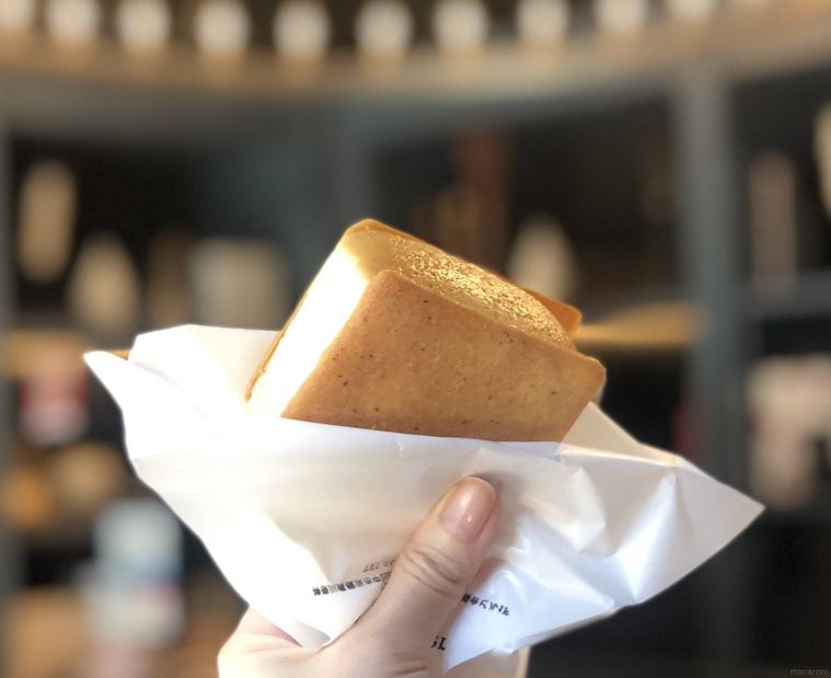 ラングドシャでサンドされたチーズテリーヌサンド