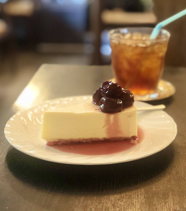 チェリーソースがのったレアチーズケーキとレモンティー