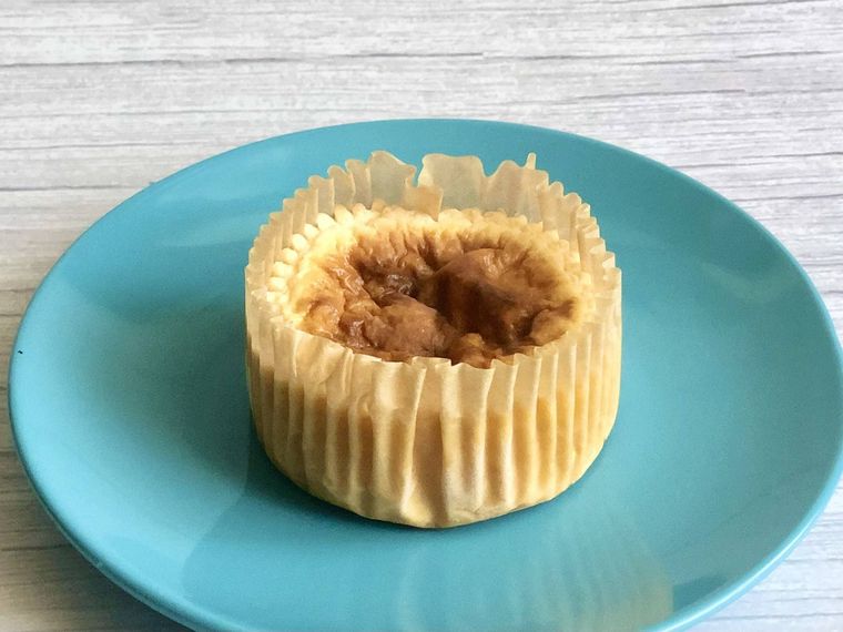 水色の皿状のバスクチーズケーキ