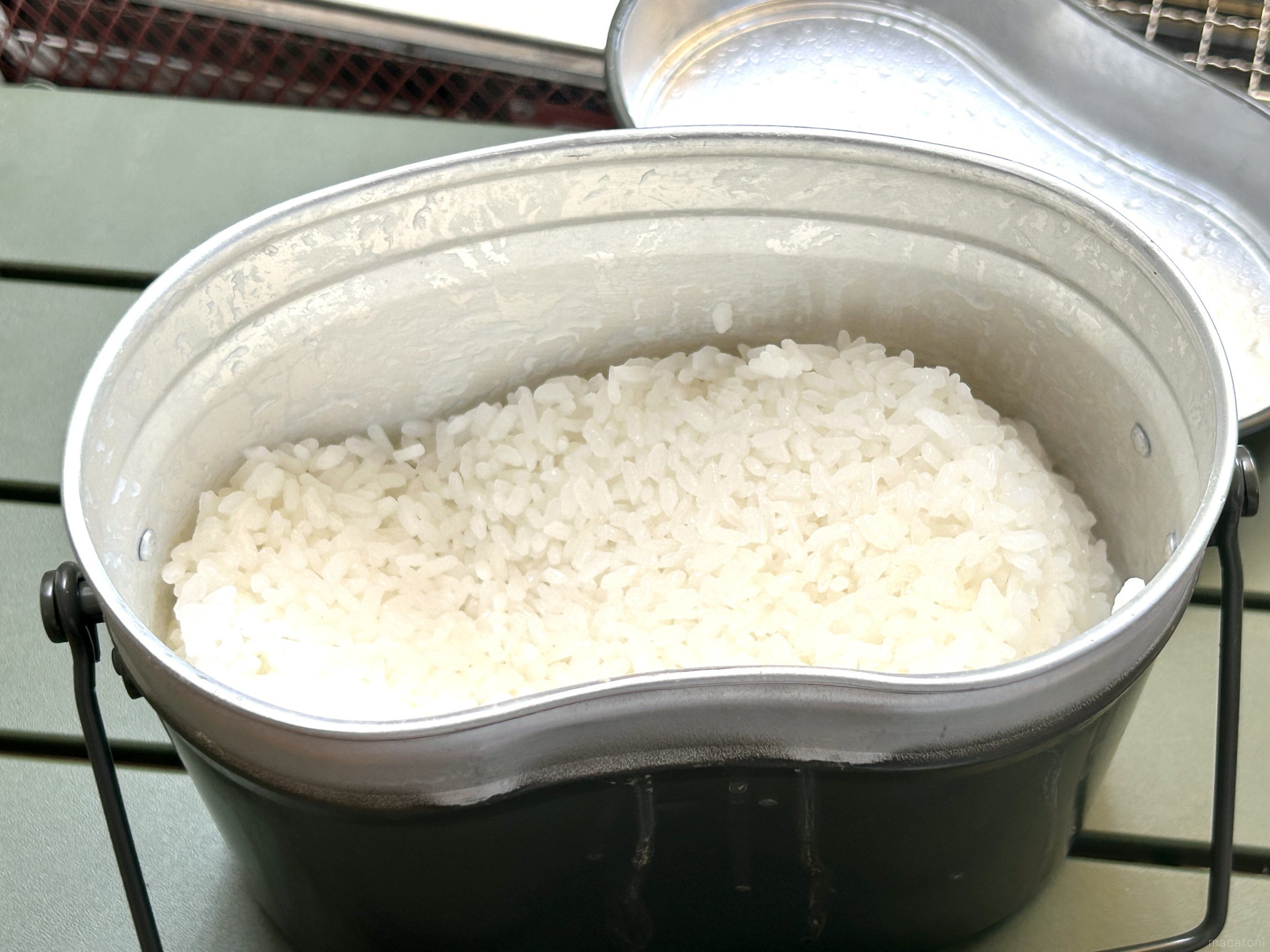 失敗知らずの飯盒の炊き方!初心者でも簡単においしくごはんを炊くコツ - macaroni