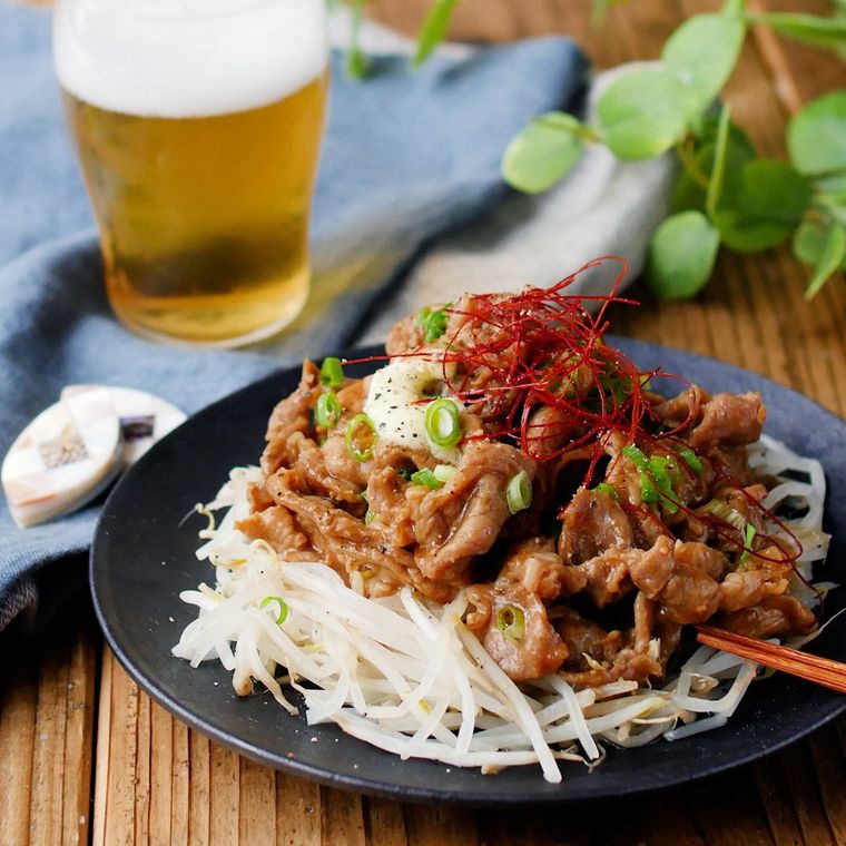 ゆでたもやしの上に甜麺醤で味付けした豚肉がのっている