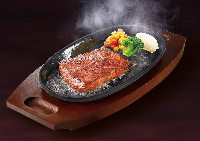 鉄板に盛られたステーキ