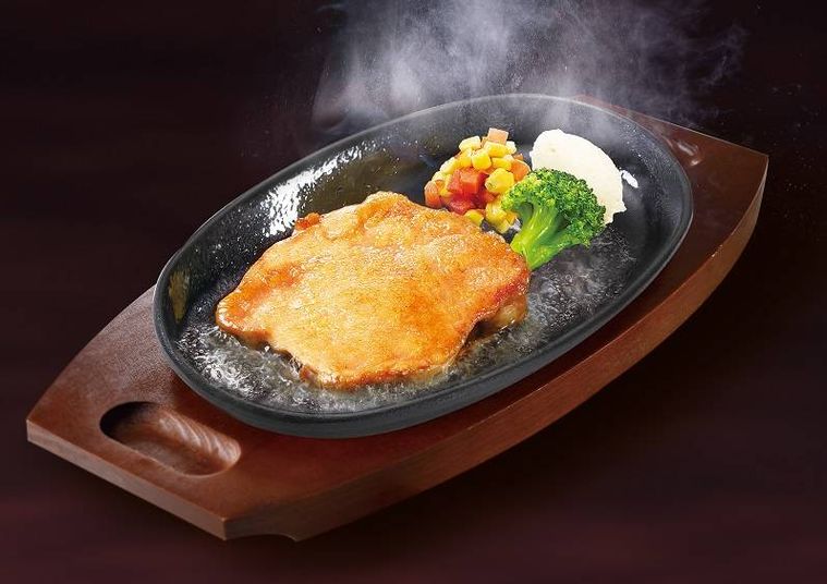 鉄板に盛られたチキンステーキ