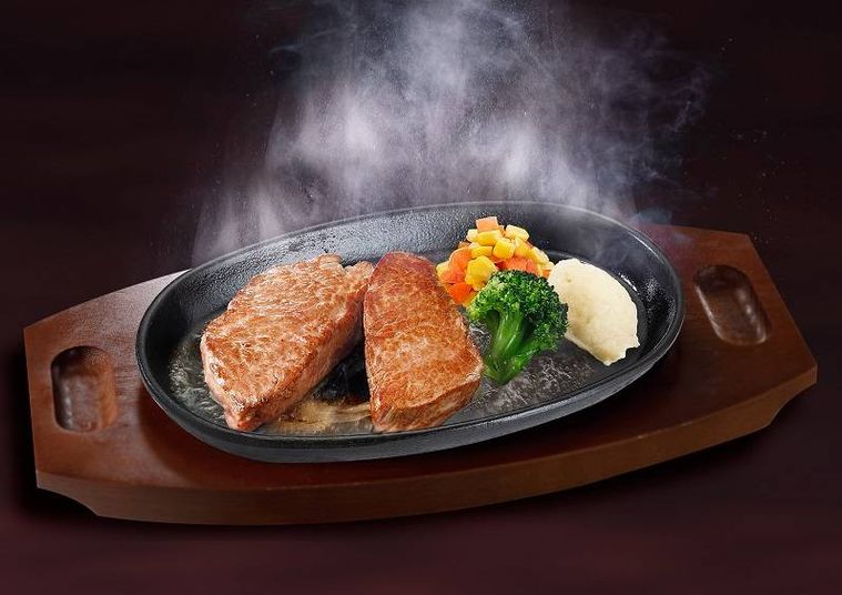 鉄板に2種類のステーキが盛り合わせになっている